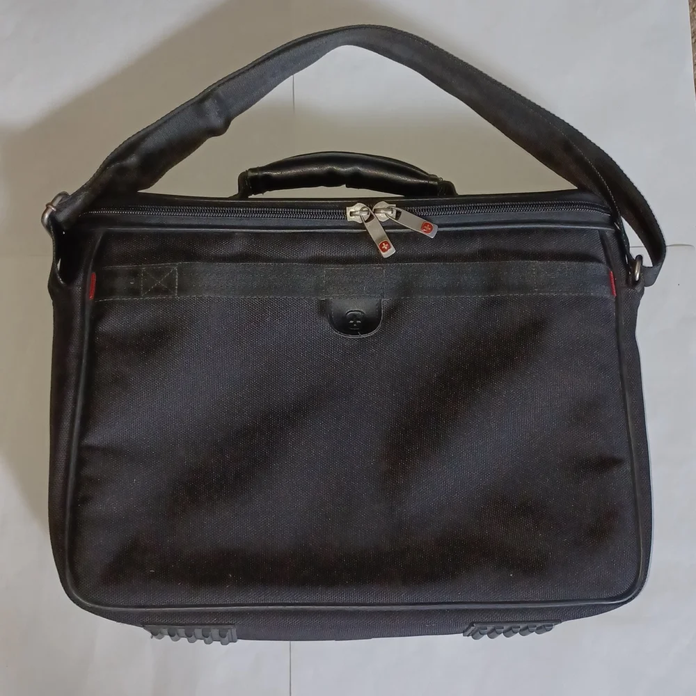 SwissGear black Laptop Case adjustable strap and luggage strap 17